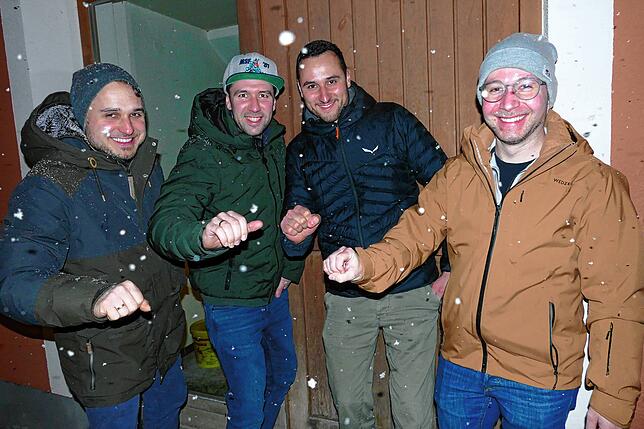 Die „Mofa Mania“ lässt die Motorsportfreunde Christoph Reichmann (von links), Rafael Wesle, Jörg Fehrenbacher und Manuel Roth nicht so ...