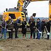 Am Bauplatz steht bereits schweres Gerät für die Baustraße für das neue Haus der Vereine. Den Spatenstich dazu feiern (von links) Thomas ...