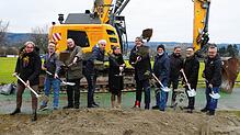 Am Bauplatz steht bereits schweres Gerät für die Baustraße für das neue Haus der Vereine. Den Spatenstich dazu feiern (von links) Thomas ...