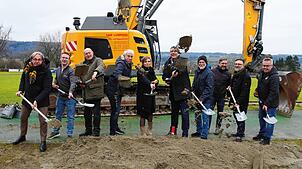 Am Bauplatz steht bereits schweres Gerät für die Baustraße für das neue Haus der Vereine. Den Spatenstich dazu feiern (von links) Thomas ...