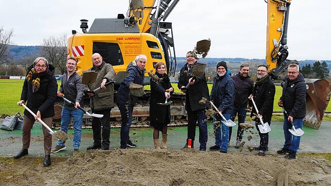 Am Bauplatz steht bereits schweres Gerät für die Baustraße für das neue Haus der Vereine. Den Spatenstich dazu feiern (von links) Thomas ...
