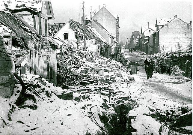 Am 25. Dezember 1944 wurde Singen von alliierten Bombern angegriffen. Hier Ruinen in der Hegaustraße.