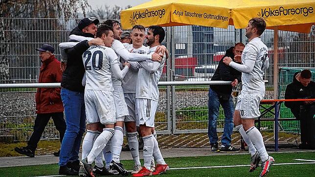 Groß war der Hilzinger Jubel, nachdem in der Nachspielzeit doch noch der 2:1-Siegtreffer über den FC Steißlingen gefallen war.