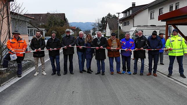 Es ist vollbracht: Die Oberdorfstraße in Rielasingen wird nach umfangreichen Sanierungsmaßnahmen offiziell freigegeben. Bild: Sandra ...