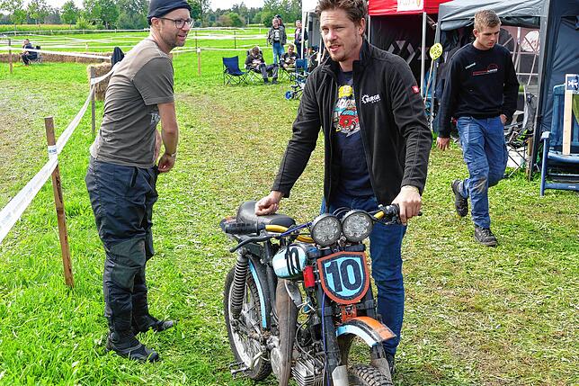 Bild 29: Benzingeruch, Action und dröhende Motoren: Der Mofa-Mania Fünfkampf der Motorsportfreunde Pfohren