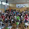 Insgesamt mehr als 300 Teilnehmer strampeln auf etwa 90 Spinning-Rädern als Einzelkämpfer oder im Team für den guten Zweck.