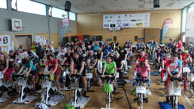 Insgesamt mehr als 300 Teilnehmer strampeln auf etwa 90 Spinning-Rädern als Einzelkämpfer oder im Team für den guten Zweck.