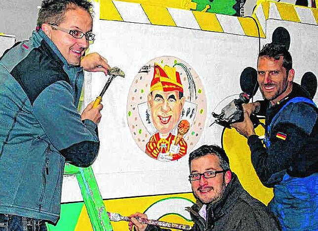 Malen am Katzenwagen, von links: Thomas Streit, Dominik Schaaf und Gerald Kornhaas.