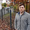 Marco Boxler in der Einfahrt, in der drei Schläger erst über einen Singener und dann über ihn hergefallen waren. In dem Bereich links ...