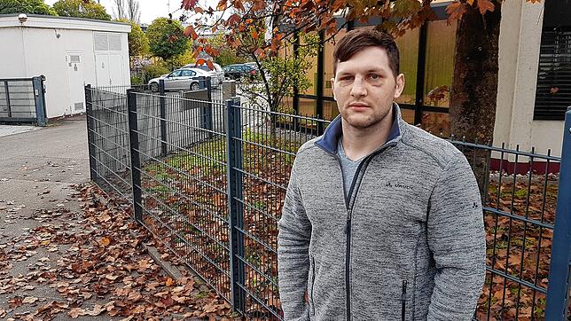 Marco Boxler in der Einfahrt, in der drei Schläger erst über einen Singener und dann über ihn hergefallen waren. In dem Bereich links ...