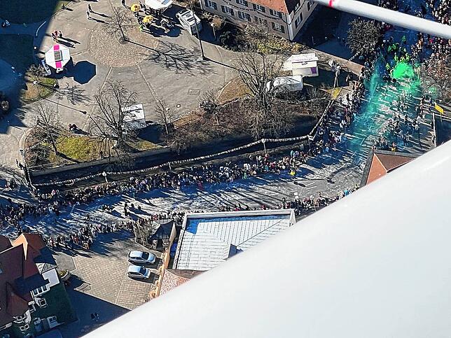 Bild 4: Fasnachtsumzug aus ungewohnter Perspektive: So blicken Segelflieger auf Narren und ihren Umzug