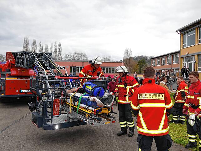 Nach Rettung mit der Drehleiter wird die schwerverletzte Person an den Rettungsdienst übergeben.
