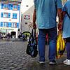 Einkaufstouristen in der Waldshuter Kaiserstraße. (Symbolbild) Schweizer strömen laut einer Auswertung der Swiss Retail Federation ...