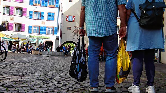 Einkaufstouristen in der Waldshuter Kaiserstraße. (Symbolbild) Schweizer strömen laut einer Auswertung der Swiss Retail Federation ...