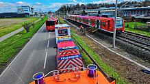 Die Oberleitung auf der Strecke wurde beschädigt. Rettungskräfte evakuieren daher fast 100&nbsp;Fahrtgäste aus einem Zug.