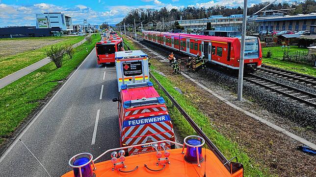 Die Oberleitung auf der Strecke wurde beschädigt. Rettungskräfte evakuieren daher fast 100&nbsp;Fahrtgäste aus einem Zug.