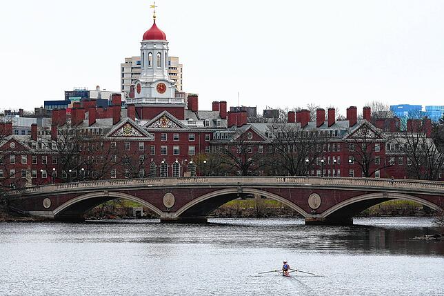 Ein Ruderer rudert den Charles River in der Nähe der Harvard University hinunter.