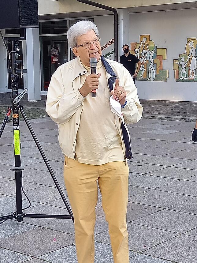 Alt-Landrat Bernhard Wütz dankte dem Gesundheitsminister für dessen „riesigen Einsatz für unser Leben“.