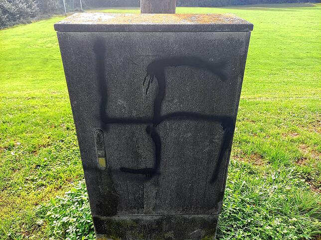 Auch das gibt es am Spielfeldrand: Ein Trafohäuschen, das mit einem Hakenkreuz beschmiert ist.