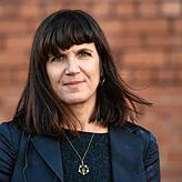 „Ich beneide ihn nicht um seine Position“, sagt Catherine Mayer über König Charles III.