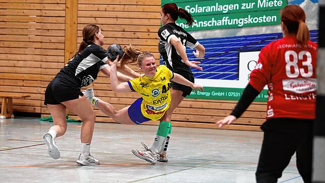Katja Allgaier (mitte) will mit dem SV Allensbach drittklassig bleiben.