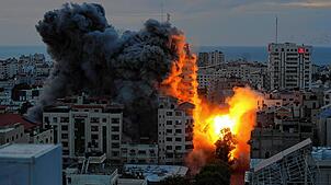 Nach einem israelischen Luftangriff auf ein palästinensisches Wohngebiet steigt Rauch nach der Explosion auf. (Archiv-Bild)