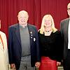 Jörg Schmidt (rechts) verabschiedet sich vom Radolfzeller Ortsverein im Deutschen Roten Kreuz und übergibt den Vorsitz an Karin Chluba. ...