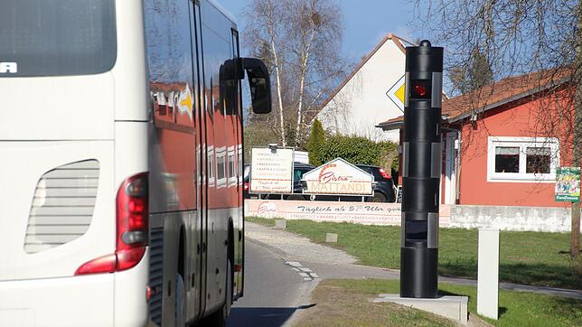 Die verbreitete Blitzersäule vom Typ Jenoptik Traffistar S350 steht in der Kritik. Hier eine Anlage in der Pfullendorfer Ortschaft ...