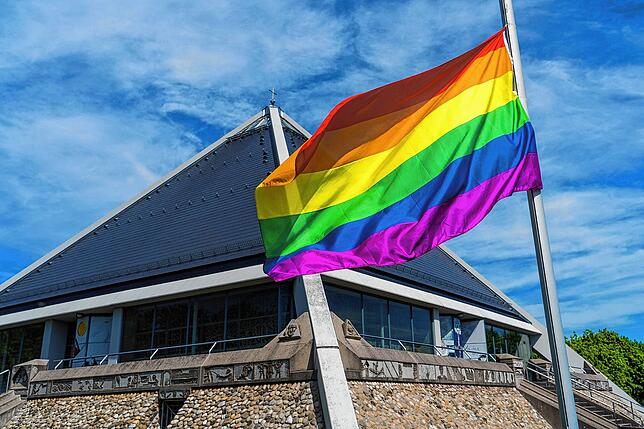Der Umgang mit Homosexualität treibt die Kirche in Deutschland um: Im vergangenen Jahr sorgten Segnungsgottesdienste für ...