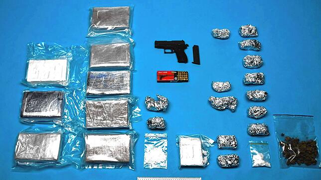 Das findet die Kantonspolizei Aargau beim verdächtigen Drogendealer: 9,2 Kilo Kokain, Utensilien und eine Schusswaffe.
