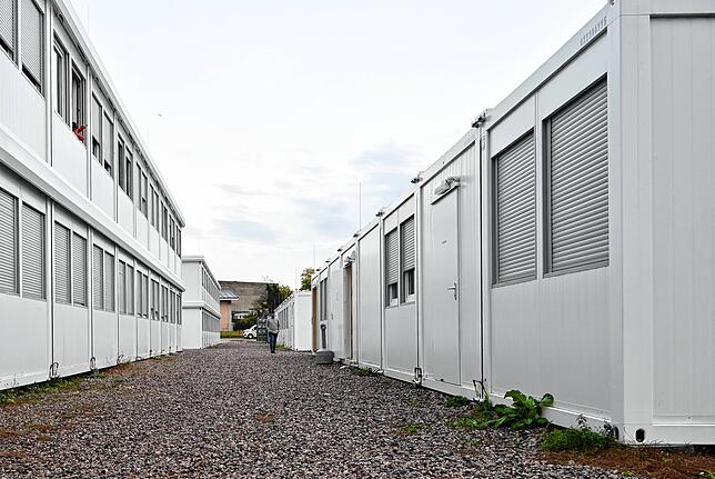 Die weißen Container in der Tiengener Badstraße bieten Geflüchteten einen Zufluchtsort.