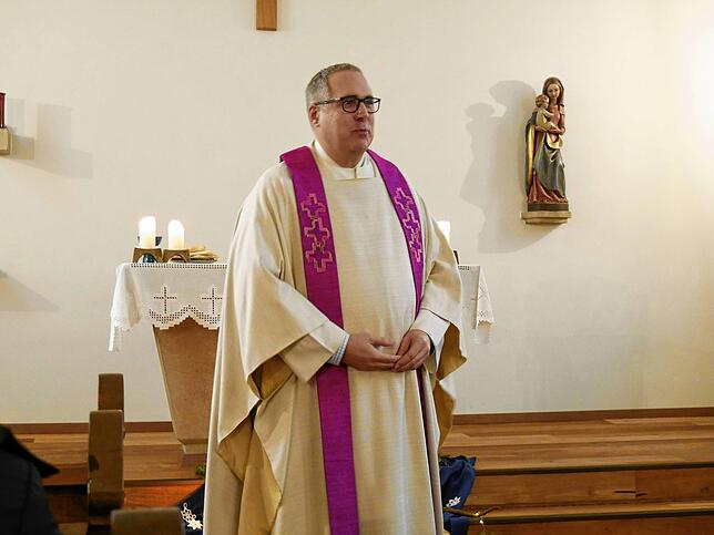Pfarrer Andreas Sturm im Gottesdienst in der Kirche der St.Thomas Gemeinde.