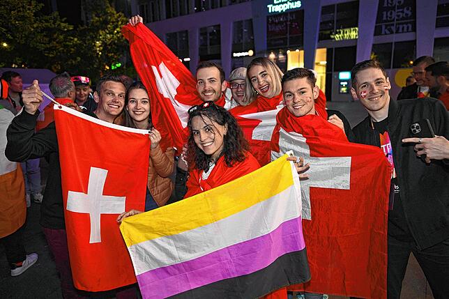 Schweizer Fans feiern vor der Malmö Arena nach dem Eurovision Song Contest (ESC) in Malmö, Schweden, 12. Mai 2024. Nemo hat am Samstag ...