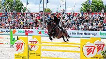 Michael Viehweg sichert sich 2023 den Großen Preis beim Fest der Pferde. Die Veranstalter hoffen, dass es auch 2024 so voll wird wie im ...
