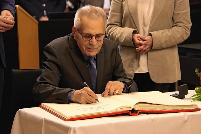 Walter Hiller trägt sich in das goldene Buch der Stadt ein – und trägt am Finger bereits den Ehrenring.