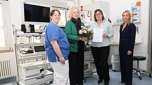 Zum Abschluss zur Atmungstherapeutin gratulieren Dagmar Schillinger (mit Urkunde), Stationsleiterin Evelyn Reusch, Pflegedirektorin Ina ...