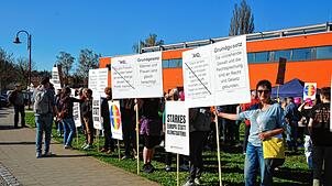 Die Mitglieder des Bündnisses „Demokratie stärken“ protestierten mit Plakaten gegen die AfD, auf denen sie zeigten, wie Aussagen von ...