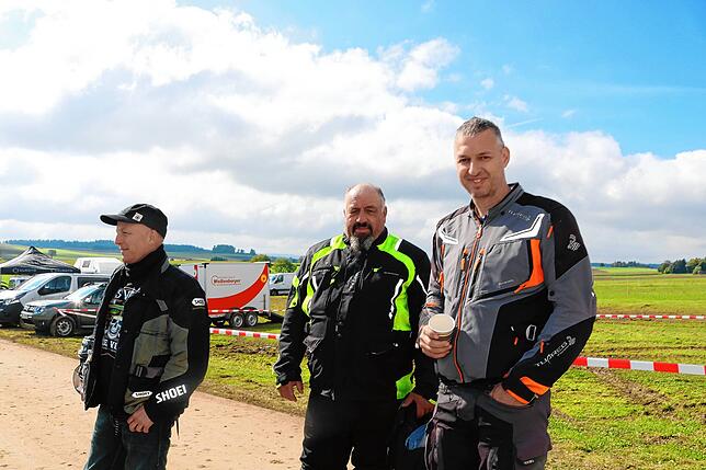 Bild 22: Geländemaschinen drehen auf: Motocross-Fahrer beweisen bei der Enduro-Challenge in Löffingen Geschicklichkeit und Mut