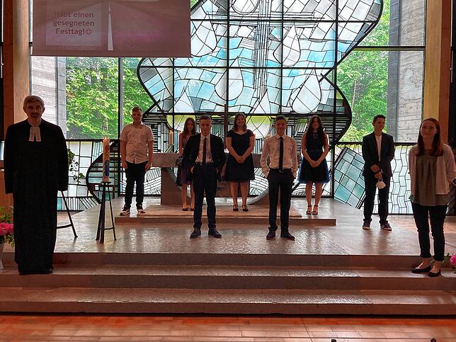 In der evangelischen Kirchengemeinde Bad Dürrheim bekräftigen Alexis Engler, Matthes Kaiser, Leonisa Kadrijaj, Alex Pcelincew, Brian ...
