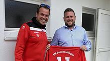SSC-Vorsitzender Kai Sauser (links) freut sich über die Verpflichtung von Patrick Fleig.