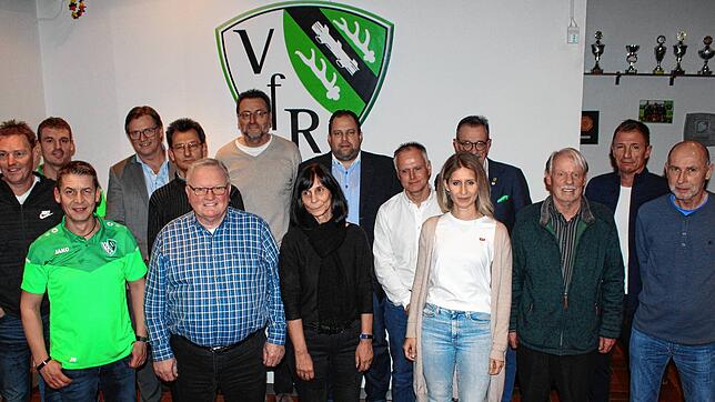 Der neue VfR-Vorstand inklusive Beiräte und Abteilungsleiter (v.li.): Claus Hasemann, Martin Warnke, Jürgen Hege, Hubert Schuler, Volker ...
