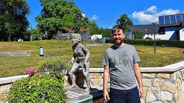 Der Dorfbrunnen mit spielenden Kindern, einer Arbeit des Heimatkünstlers Erich Rastätter. Daniel Frech (40) ist in Ühlingen verwurzelt ...