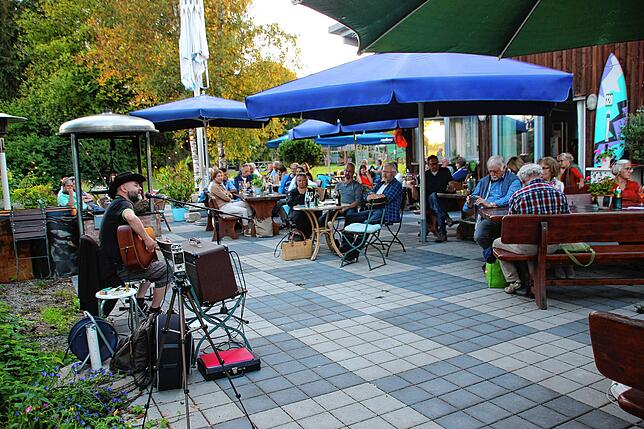 Regelmäßig fanden im Seepark auf der Terrasse des Maison du Lac Konzerte statt. Unser Bild zeigt den Country-Musiker Dan Allmayer (links).