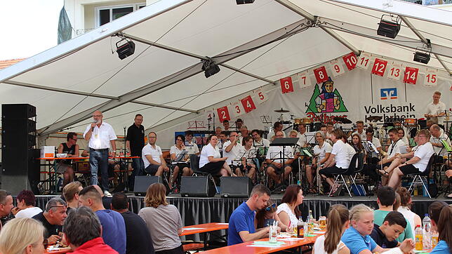 Die Stadtmusiker schwitzten gehörig bei mehr als 35&nbsp;Grad auf der Bühne. Trotzdem gelang ihnen ein wunderbares Wunschkonzert. Bild: ...