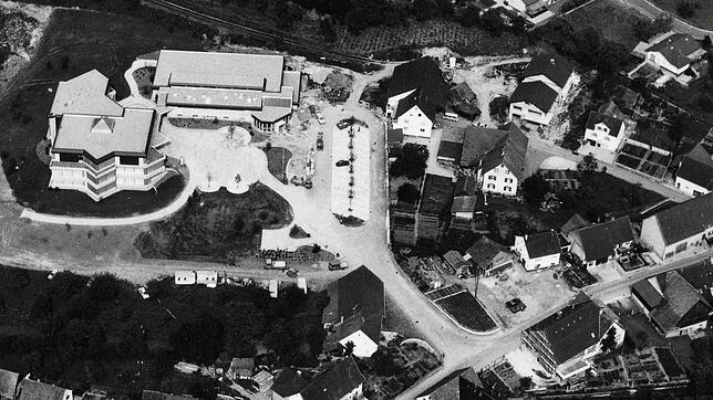 So sahen Krebsbachhalle und die Eigeltinger Schule im Juli 1979 (links oben) aus der Luft aus.