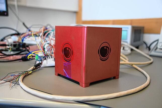 Eine der Boxen, in der Yuri etwa Zellen in den Weltraum schickt für Experimente in der Schwerelosigkeit.