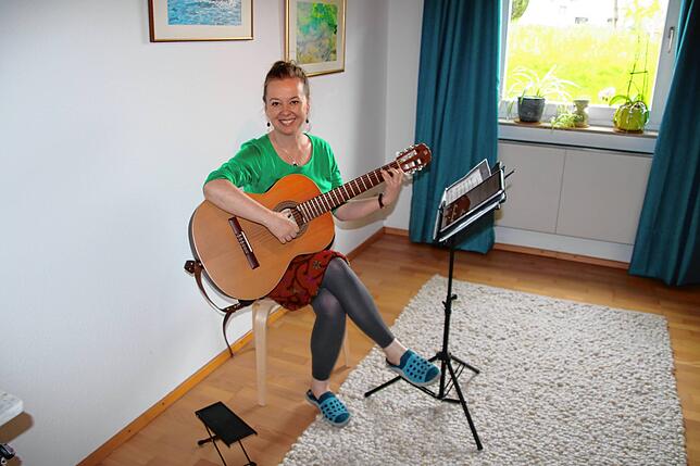 Die Gitarre ist noch ganz frisch im musikalischen Repertoire der gebürtigen Pfohrenerin. Aufgrund seiner Mobilität ist das Instrument ...