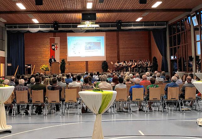 Zum Ehrungsabend und der anschließenden Einwohnerversammlung kamen rund 120 Besucher in die Kirnberghalle. Bürgermeister Stefan Keil ...