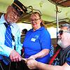 Herbert Homburger (rechts) lässt sich die Fahrkarte per Lochzange vom Museumsbahn-Personal entwerten.
