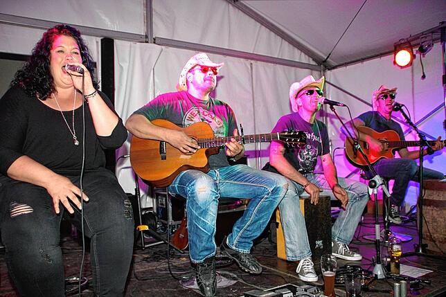 Unplugged DeVilles bei einem ihren letzten Auftritte beim Markdorfer Stadtfest 2016 (von links): Nadine Immeke, Denis Semenik, Michael ...